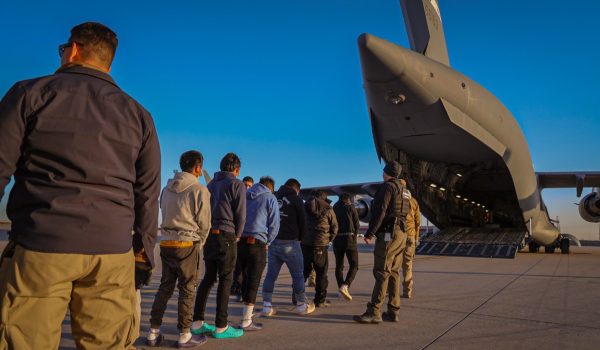 Nicaragüenses entre los migrantes que fueron deportados por ICE a ocho países de África