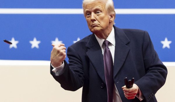 Donald Trump indulta a los encausados por el asalto al Capitolio