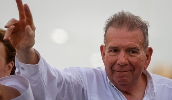 González Urrutia arriba a Guatemala en la continuidad de su gira por América