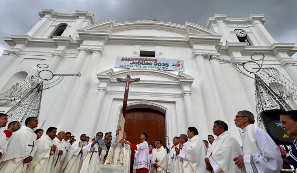 Diócesis hondureña acoge a tres sacerdotes nicaragüenses desterrados y les asigna templos