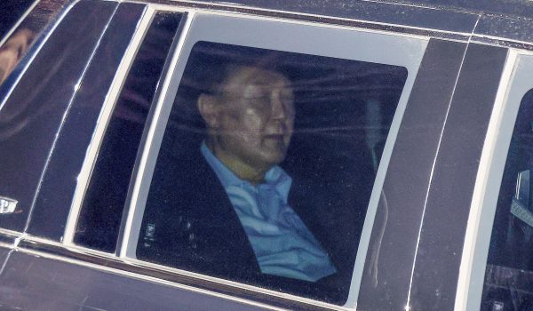 Yoon continúa negándose a declarar mientras las autoridades buscan extender su detención