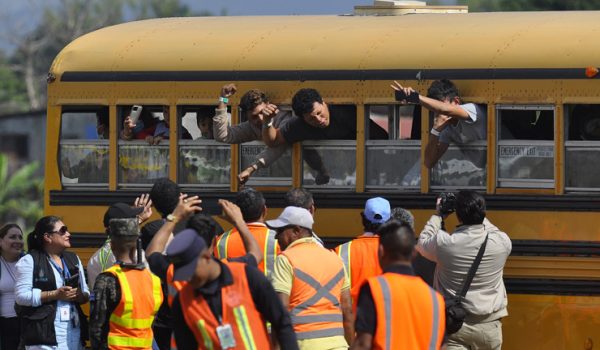 Llegan los primeros migrantes hondureños deportados en aviones militares de EE.UU.