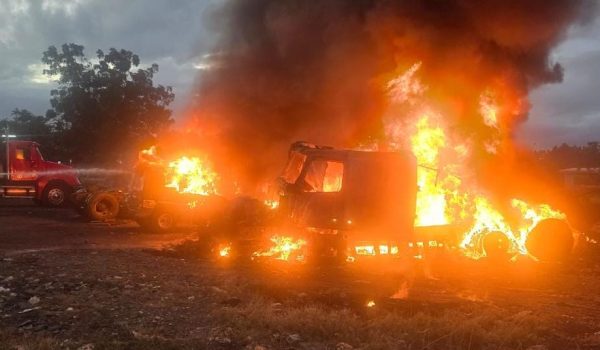 Tres cabezales y un jeep arden en un estacionamiento en Managua