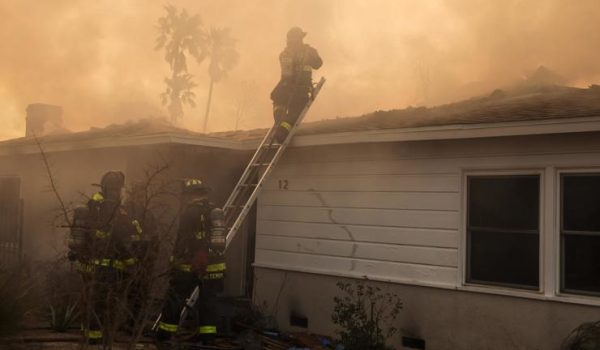 Más de 153,000 evacuados mientras se empiezan a contener los incendios de Los Ángeles