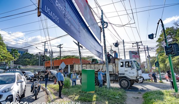 Alcaldía de Managua retira mantas publicitarias «mal instaladas» en la capital