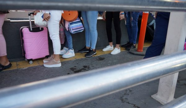 Base militar en Colorado servirá como centro para detener y procesar inmigrantes en EE.UU.