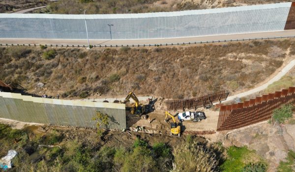 El gobierno de Trump retoma la reconstrucción del muro en la fronteriza Tijuana