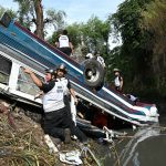 En un principio se informó que el bus, con más de 30 años de antigüedad, transportaba a unos 50 pasajeros, pero las autoridades guatemaltecas confirmaron que no hay cifras oficiales de la cantidad total de viajeros a bordo. Foto: AFP
