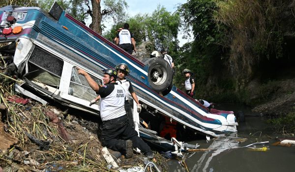 En un principio se informó que el bus, con más de 30 años de antigüedad, transportaba a unos 50 pasajeros, pero las autoridades guatemaltecas confirmaron que no hay cifras oficiales de la cantidad total de viajeros a bordo. Foto: AFP