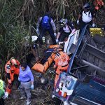 Bernando Arévalo, lamentó el accidente del bus a la vez que movilizó al Ejército y a la Coordinadora Nacional para la Reducción de Desastres (CONRED) hasta la zona para ayudar con las labores rescate y declaró “luto nacional”. Foto: AFP