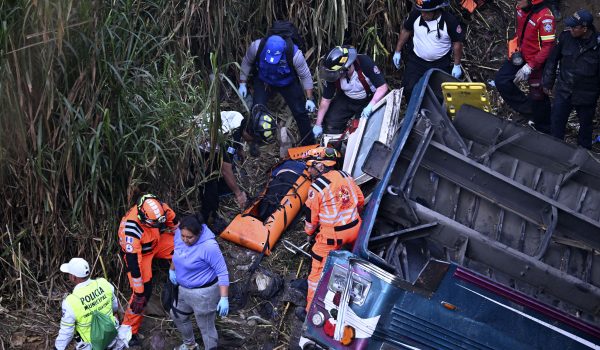 Bernando Arévalo, lamentó el accidente del bus a la vez que movilizó al Ejército y a la Coordinadora Nacional para la Reducción de Desastres (CONRED) hasta la zona para ayudar con las labores rescate y declaró “luto nacional”. Foto: AFP