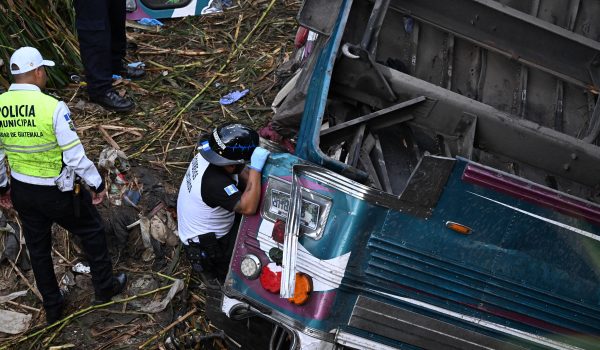 Leandro Amado, un vocero del Cuerpo de Bomberos Voluntarios de Guatemala, quien detalló además que hay “aproximadamente 20 heridos, la mayoría en estado crítico”. Foto: AFP