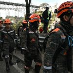 Cuerpo de Bomberos Voluntarios de Guatemala se encuentra en la zona del accidente para buscar sobrevivientes y sacar cuerpos de los escombros. Foto: AFP