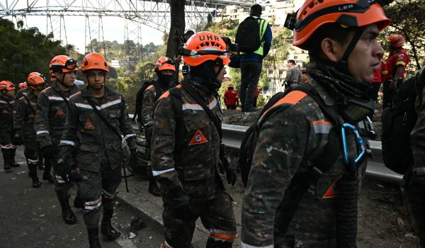Cuerpo de Bomberos Voluntarios de Guatemala se encuentra en la zona del accidente para buscar sobrevivientes y sacar cuerpos de los escombros. Foto: AFP