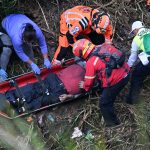El número de pasajeros fallecidos en un accidente de un bus que cayó por un puente al norte de Ciudad de Guatemala en la madrugada de este lunes aumentó a más de 51. Foto: AFP