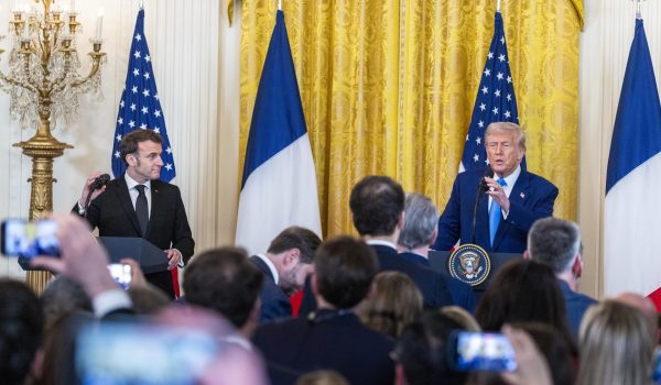 Macron junto a Trump: «La paz no debe suponer la rendición de Ucrania»