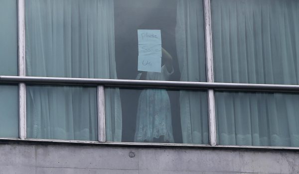 «Ayuda», escriben migrantes deportados de EE.UU. desde las ventanas de un hotel en Panamá