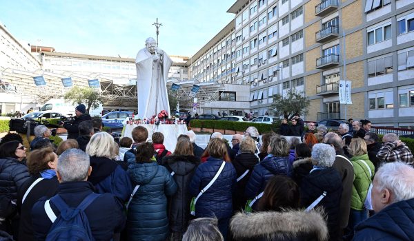 El papa ha desayunado, está sentado en un sillón y se espera hoy el resultado del TAC