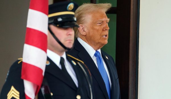 Trump dice que ve Gaza como una «transacción inmobiliaria» y descarta desplegar tropas