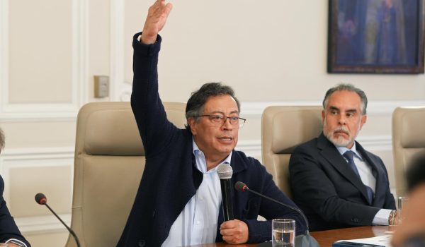 Petro pide la renuncia a ministros y jefes de departamentos administrativos