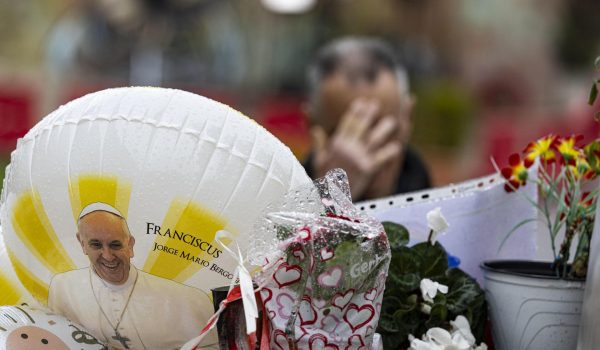 El papa no ha vuelto a sufrir crisis respiratorias y puede levantarse