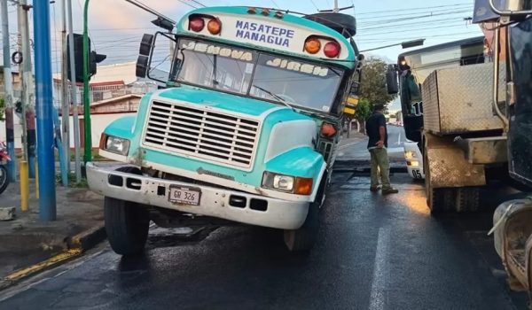 Socavón en sector de rotonda Centroamérica causa incidentes en el tráfico de Managua