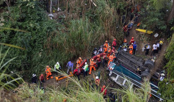 Aumentan a 52 los muertos en accidente de un autobús que cayó por un puente en Guatemala