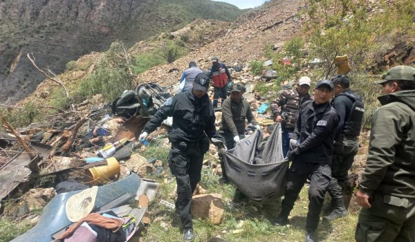 Al menos 31 fallecidos y 15 heridos tras la caída de un autobús a un barranco en Bolivia
