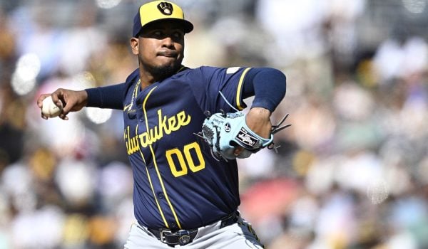 Carlos Rodríguez no pudo salir ileso en relevo largo frente a los Astros de Houston