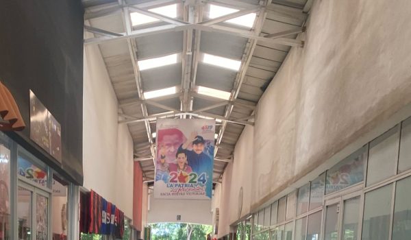 Propaganda sandinista en pasillo del Centro Comercial Managua