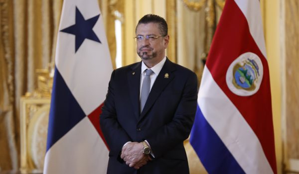¿Prudencia o miedo? Analizan el silencio del presidente de Costa Rica alrededor del asesinato de Roberto Samcam
