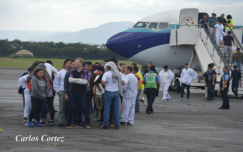 A su regreso a Nicaragua, policías y funcionarios del régimen reciben, investigan y envían a sus casas a los deportados.