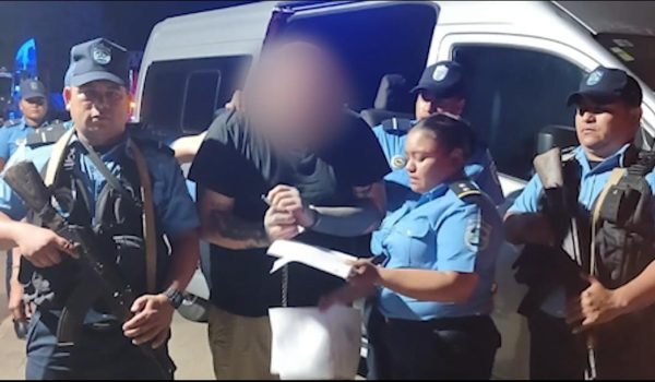 Policía de Nicaragua entrega a Costa Rica a sujeto sospechoso de matar a dos primos en su bar