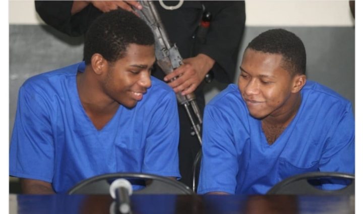 A la izquiefa Brandon Lovo y  a la derecha Glen Salte durante el juicio por el crrimen del periodisata Ángel Gahina .LA PRENSATomada de Faceboock