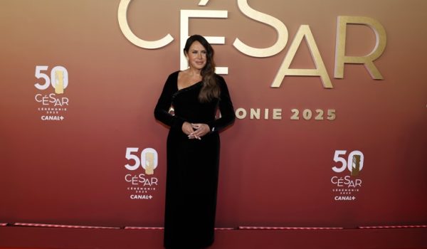 La actriz Karla Sofía Gascón reaparece en la alfombra roja de los premios César