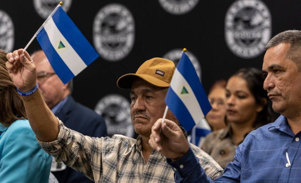 Los ex presos políticos nicaragüenses Víctor Manuel Sosa Herrera (izquierda), y Armando Robles Alaniz (derecha), en febrero de 2023 muestan la bandera de su país para protestar contra el régimen autoritario. Jose A. Iglesias jiglesias@elnuevoherald.com

Los ex presos políticos nicaragüenses Víctor Manuel Sosa Herrera (izquierda), y Armando Robles Alaniz (derecha), en febrero de 2023 muestan la bandera de su país para protestar contra el régimen autoritario. Jose A. Iglesias jiglesias@elnuevoherald.com