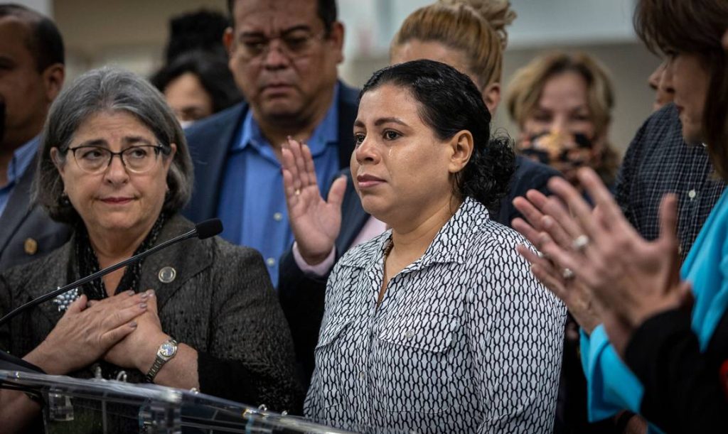 Con lágrimas en los ojos, la ex prisionera política nicaragüense María José Martínez (centro), recibe un aplauso luego de hacer una breve declaración a la prensa en 2023 durante una conferencia de prensa en el Centro de Gobierno Stephen P. Clark en el downtown de Miami. Jose A. Iglesias jiglesias@elnuevoherald.com