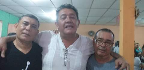 Marlon Sáenz, alias Chino Enoc, abraza a William Hurtado en abril de 2019.