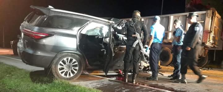 Parcilamnete destruida quedó la camionerta donde viajaba como pasajera Kenia Cantarero Molina, quien falleció en el moprtal encontronazo contra la parte traser de un camión en Siuna. LA PRENSA/ Redes sociales 