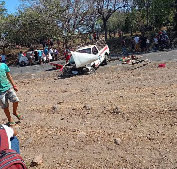 Esta es la camioneta donde viajaba como pasajero Juan Francisco Jurón, de 75 años quien viajaba como pssajaro , de 75 años. LA PRENSA/ Redes socciales. 