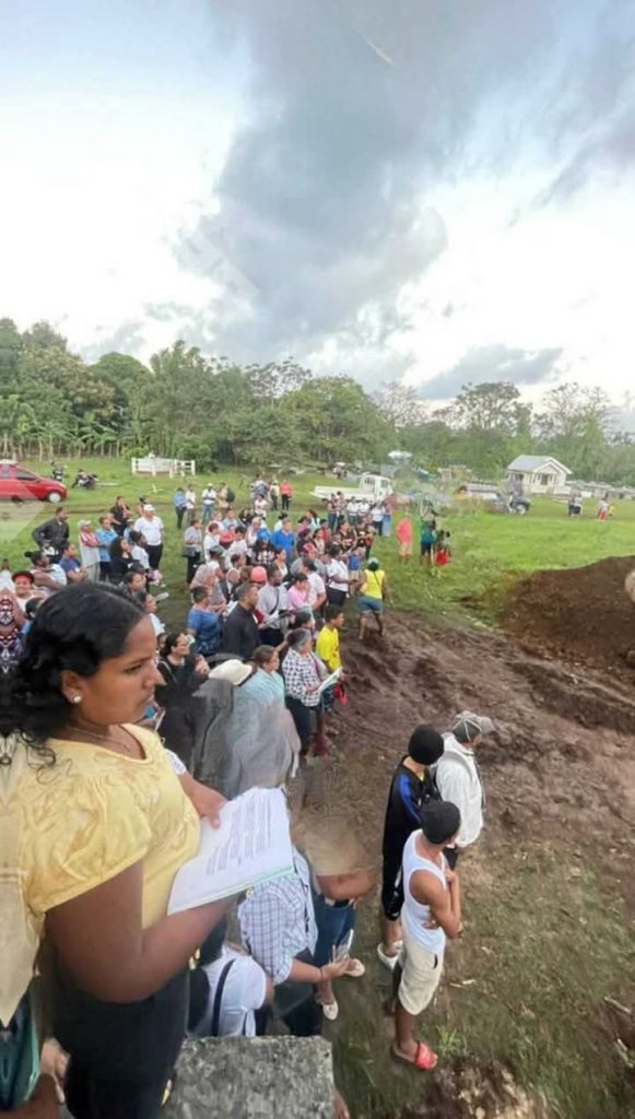 Pobladorw de Corn Islanda se aglomeron alrededord de la fosa común donde fueron sepultados los cinco  migrantes.. LA PRENSA/ Noticias de Bluefields.
