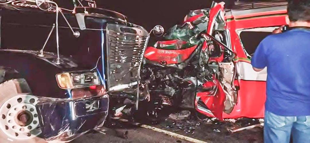 Tres fallecidos se conabilizan por el choque entre un cabezal y un microbús en el kilómetro 37 carreteraNueva a León. LA PRENSA.