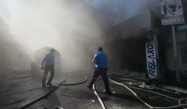 Chispas de soldadura causaron incendio en el mercado Oriental, según informe bomberil