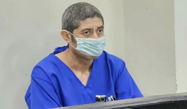 Sujeto que despojó de fusil AK-47 a policía es inculpado por cinco delitos