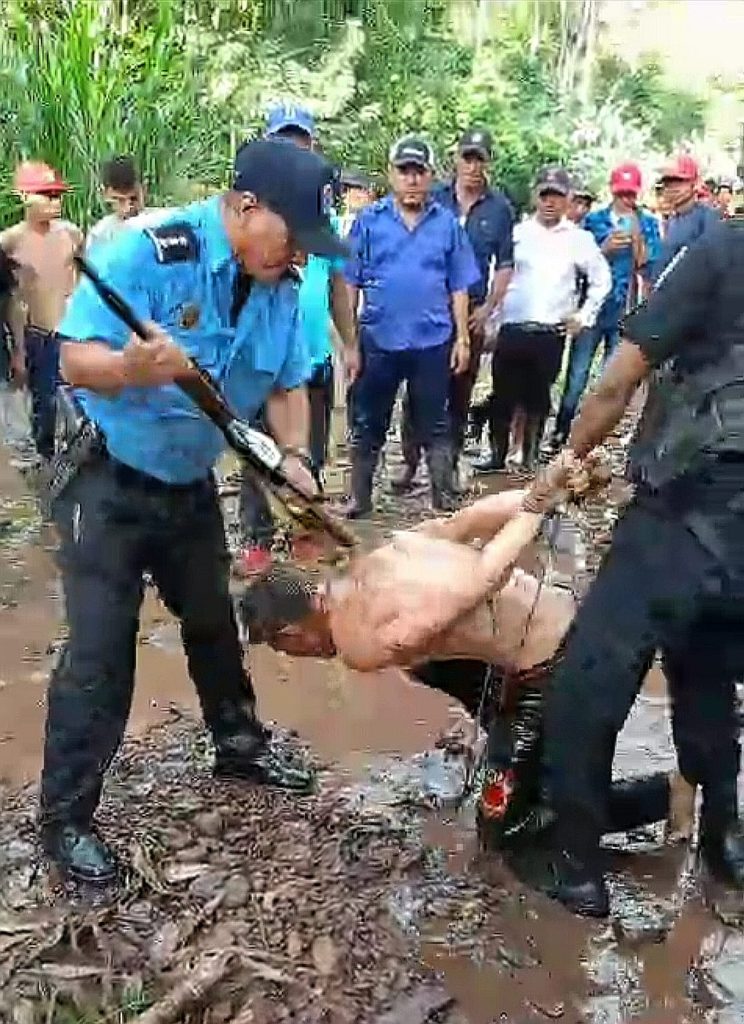 Un subinspector de la Policía golpea con la culta del fusil ak-47 al reo Marlon González. LA PRENSA/ Captruea de video/ Redes sosciales.