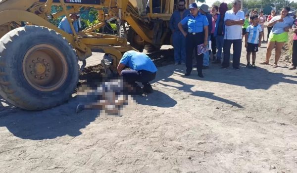 Mujer muere al ser impactada por maquinaria pesada en construcción de pista