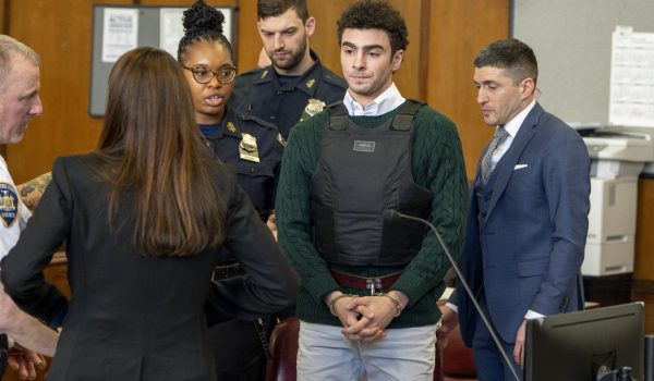 Luigi Mangione vuelve al tribunal estatal de Nueva York con un chaleco antibalas