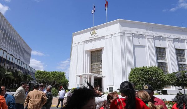 Asamblea iza bandera del FSLN tras la imposición de la nueva Constitución sandinista