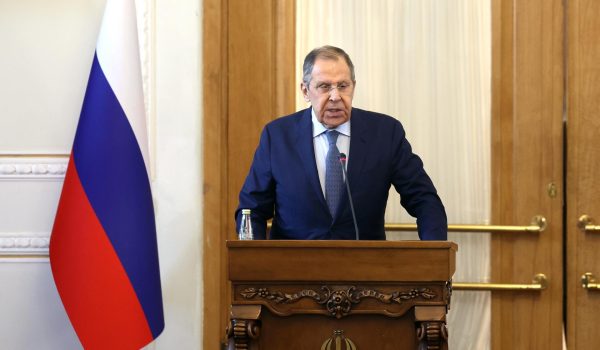 Lavrov dice que las conversaciones sobre tropas de paz en Ucrania son «palabras vacías»