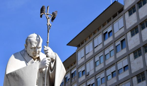 El papa pasó una noche tranquila y descansó tras su crisis respiratoria
